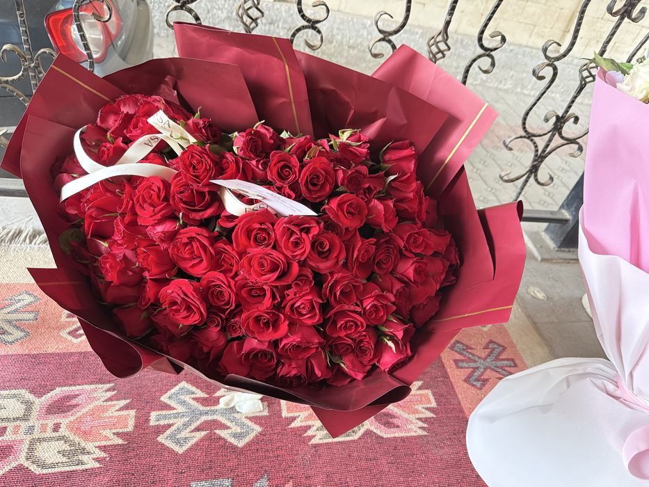 Цветы вчера вечером принесли