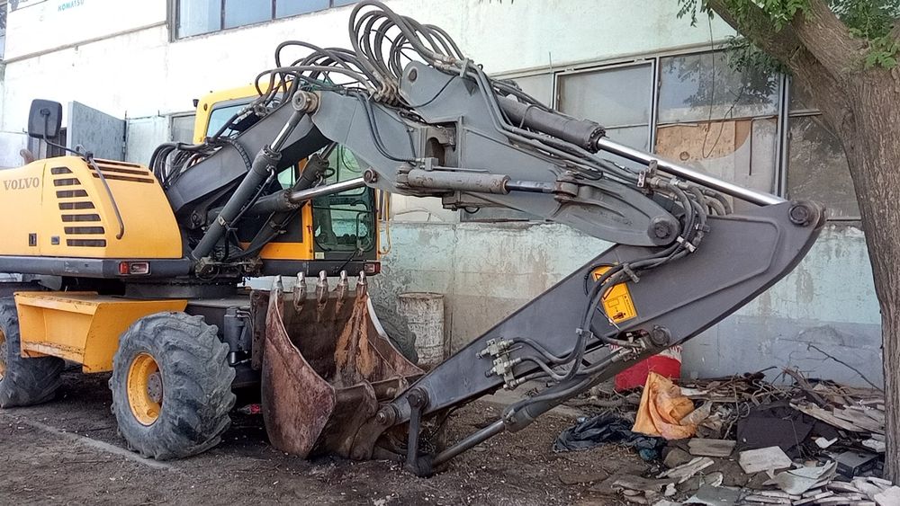 Ekskavator srochna sotiladi Volvo 140 tali