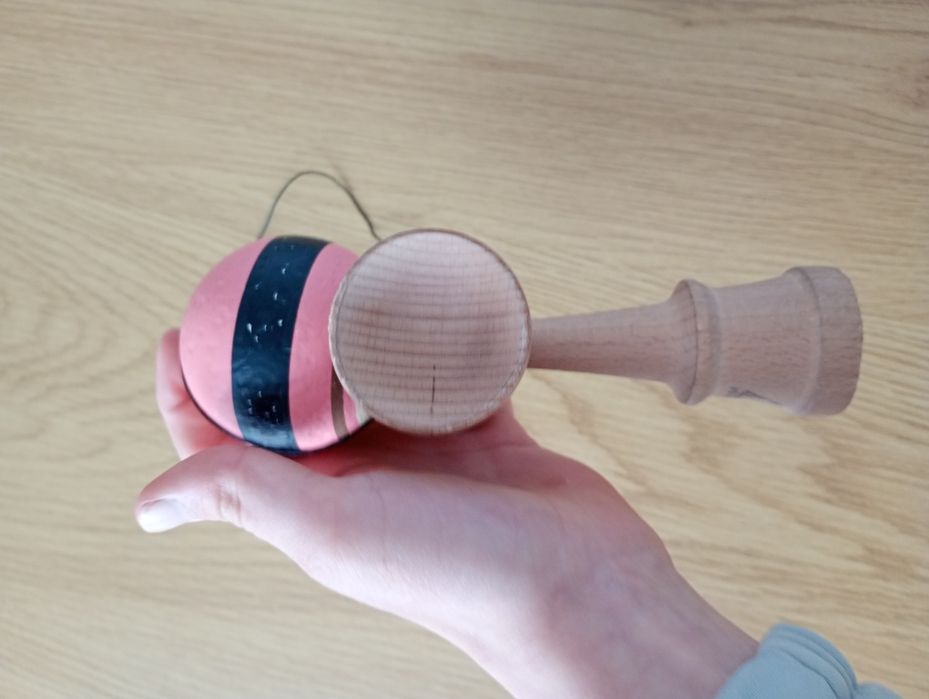 Vând kendama krom strigi roz
