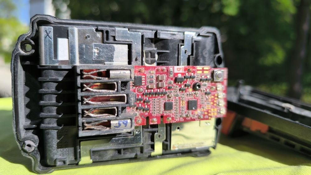 Батерия акумулаторна MILWAUKEE M18 B5 ( повредена)