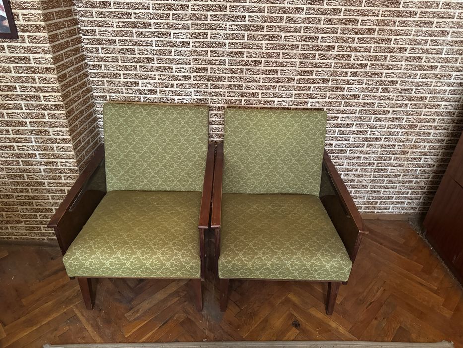 Диван, две кресла и две табуретки