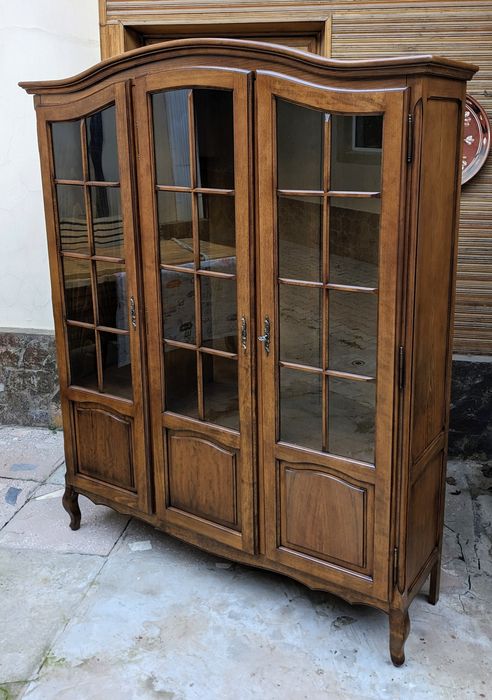 Румынский дубовый  книжный шкаф - витрина после реставрации.