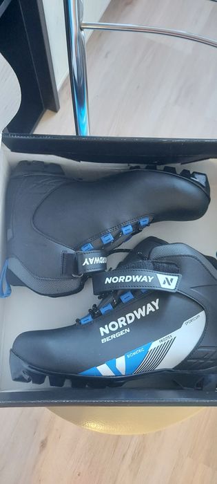 Продам ботинки лыжные