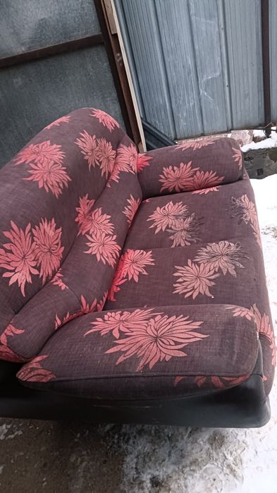 Двухместный диван б/у