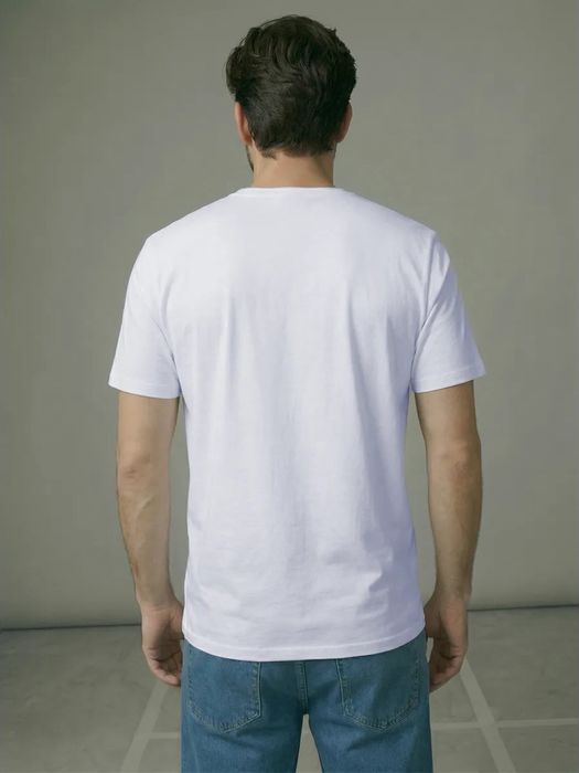 futbolka sotiladi oq qora seriy rang