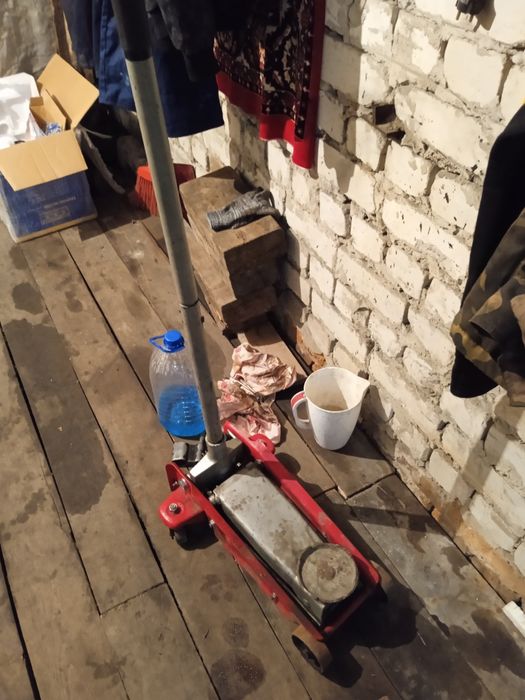 Продам гидравлический домкрат ииииииииииииииииииии