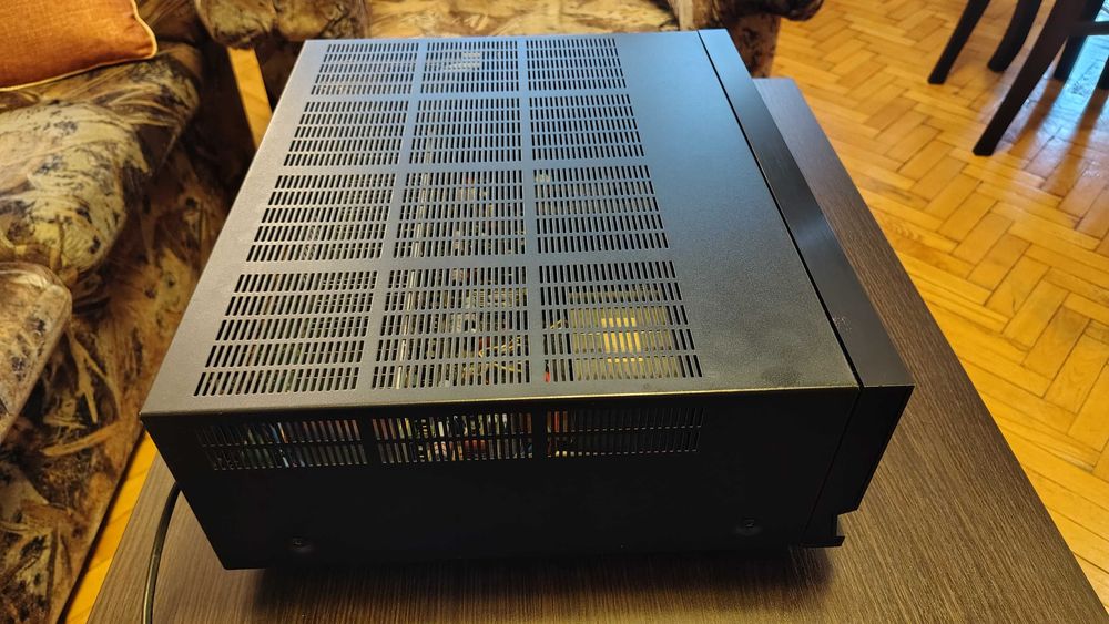 Продавам усилвател Yamaha AX-700