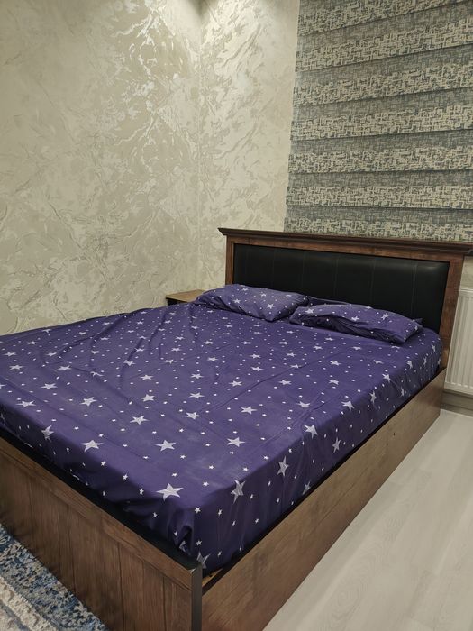 Ikki kishilik krovat, chester, 2ta tumbochka, kamod sotiladi.