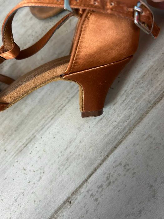 Обувки за латино танци