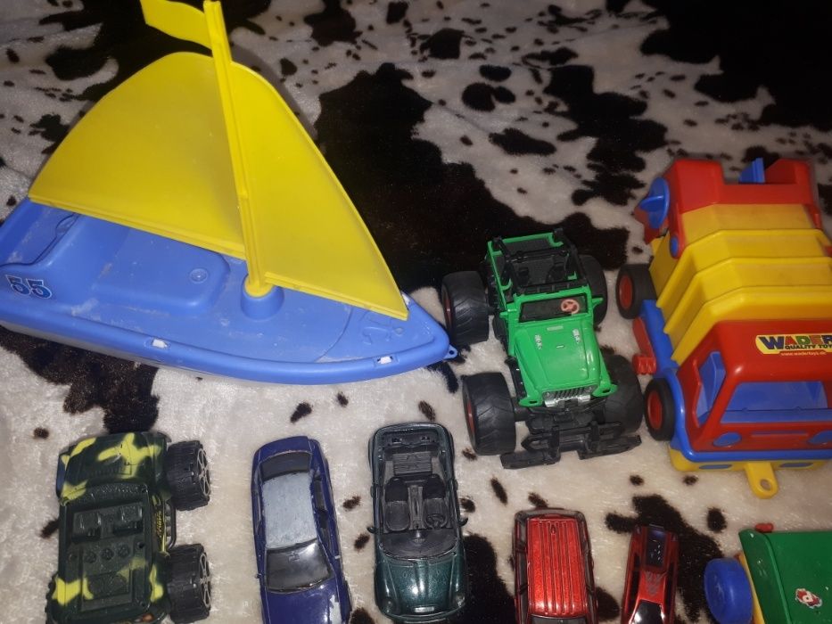 Пакет с машинками.