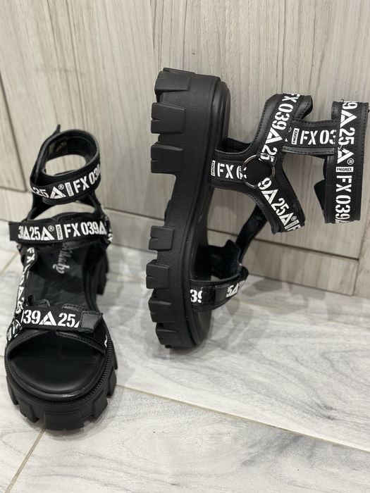 Модерни черни сандали на платформа, номер 39 + подарък