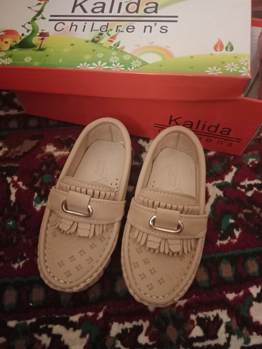 Bolalar oyogʻ poyabzali sotiladi