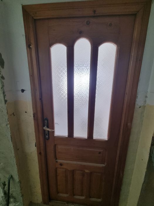 Vand usi din lemn de brad