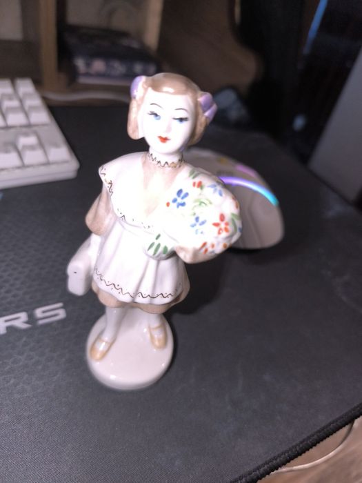 Фарфоровая статуэтка.