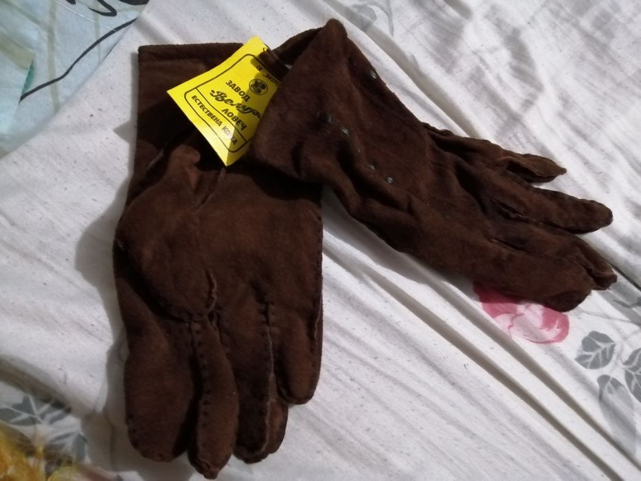 Ръкавици по 4 лева броя и работни по 2 лева броя