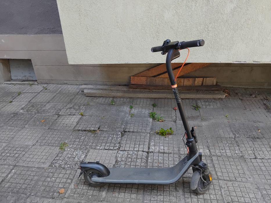 Продавам ел тротинетката ninebot