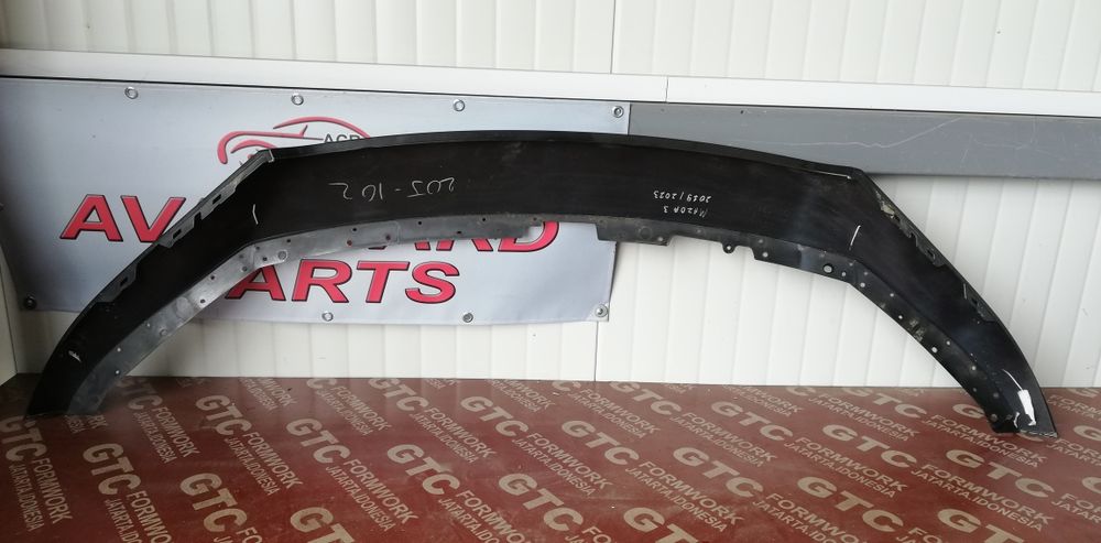 Горна лайстна над радиаторната решетка Mazda 3 (2019-2023)