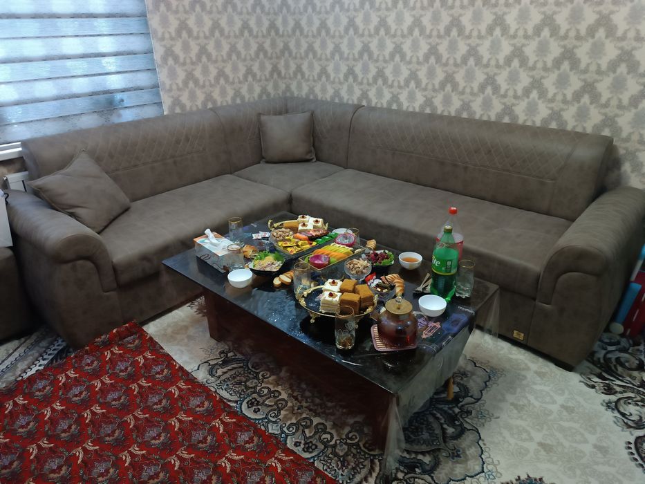 Divan sotiladi oynali jurnalniy stoli bilan