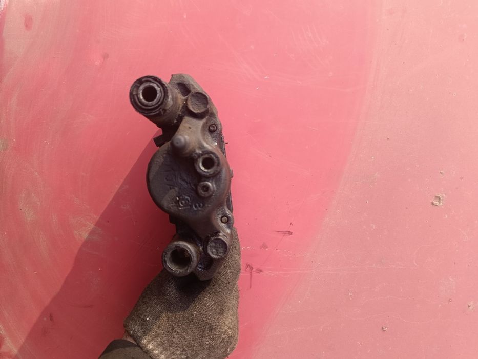 Суппорт левый на Mazda 323 BF