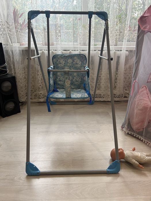 Детская качеля в хорошем состоянии