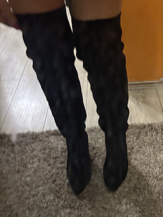 Черни ботуши над коляното