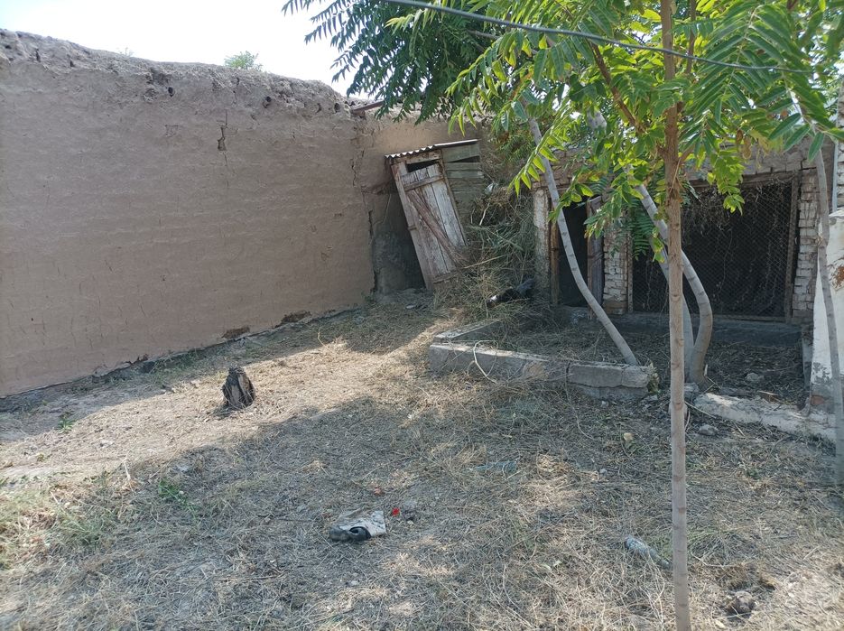 Qorovulbozor shaxardan uy sotiladi 8 sotixli