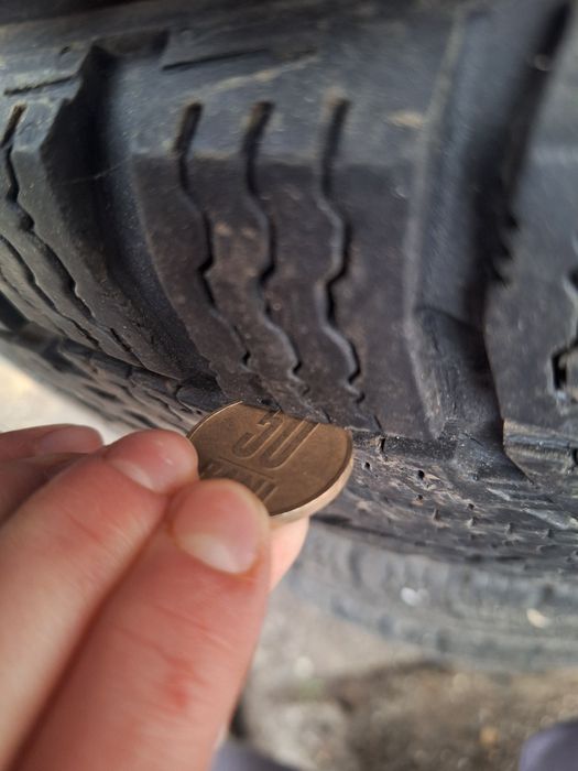 Vând cauciucuri de iarna  205/75/16 C