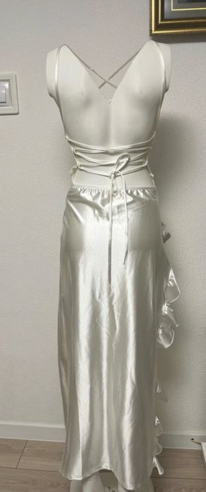 Rochie alba crepata pe picior