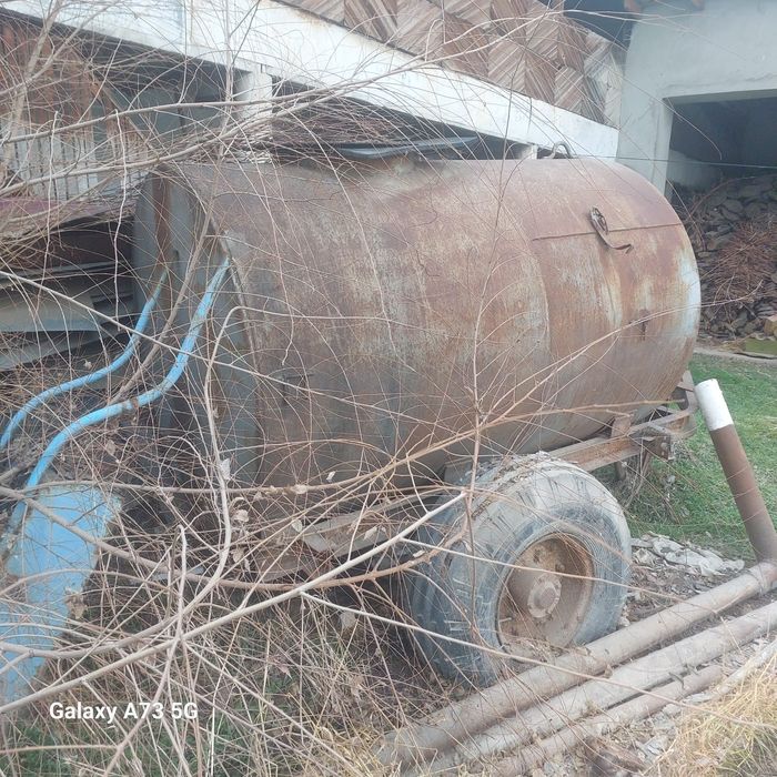 Бочка для жидкости на колосах