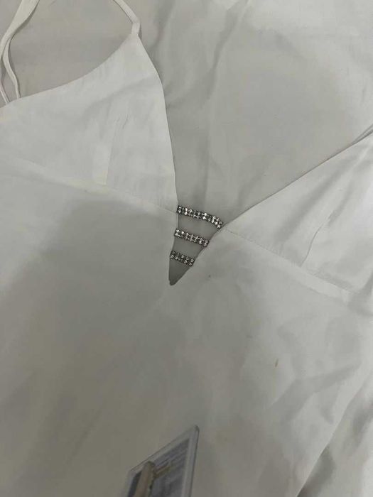 Rochie mini Zara mărimea S alb satin scurta decupată bretele detaliu bijuterie noua