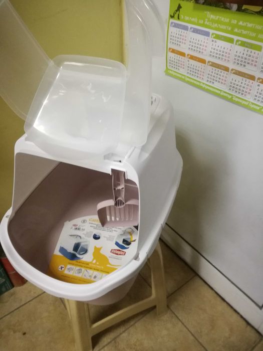 Котешка тоалетната закрита