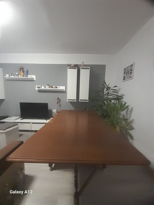 Masa din lemn masiv cu role cu sertar si dulap.