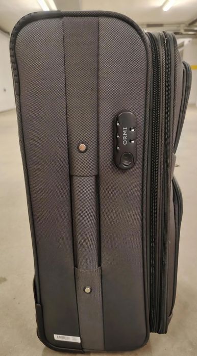 Продавам голям куфар с колелца и телескопична дръжка