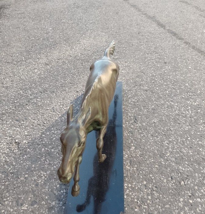 Superbă sculptura de dimensiuni mari,cal din bronz pe soclu din marmur