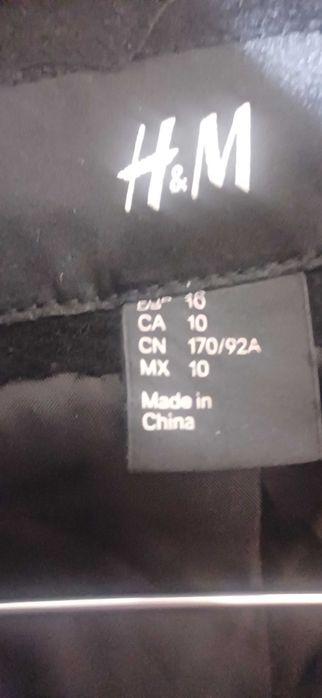 Късо яке и черна чанта