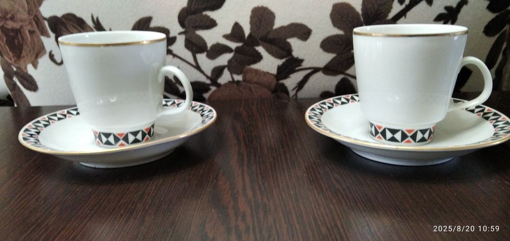 Две пары винтажных кофейных чашечек.