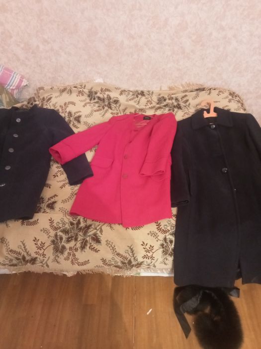 Пальто продаються