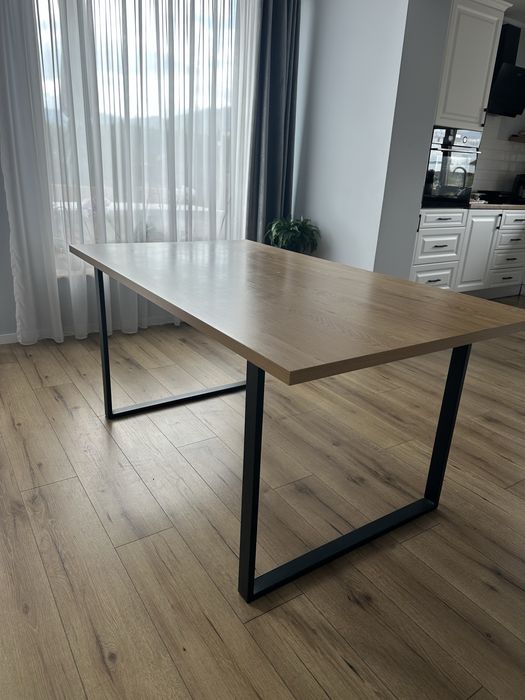 Masă de dining cu blat din furnir decorativ de culoarea stejarului și picioare negre din oțel. 90x160x75 cm