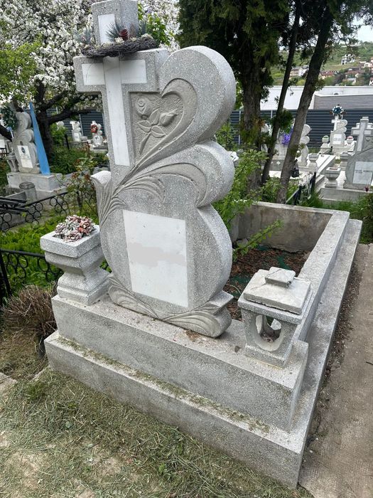 Vand loc de veci (2 persoane) la Cimitirul privat Socola Mica Bucium