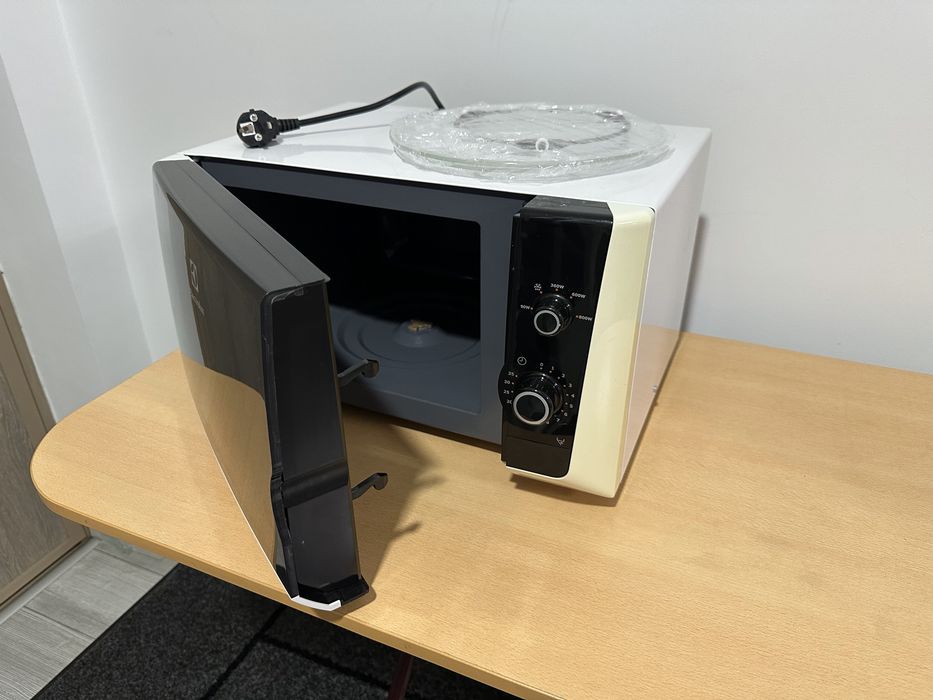 Cuptor Electrolux cu microunde de 800w