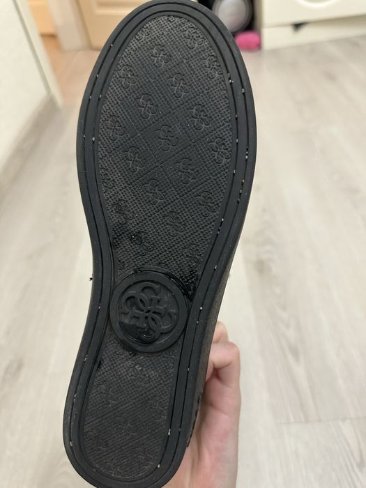 Кроссовки Guess с цепочкой