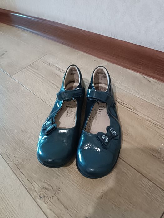 Продам школьные туфли. Италия