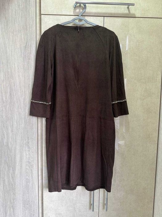 Продаю стильное коричневое платье с украшением на вороте