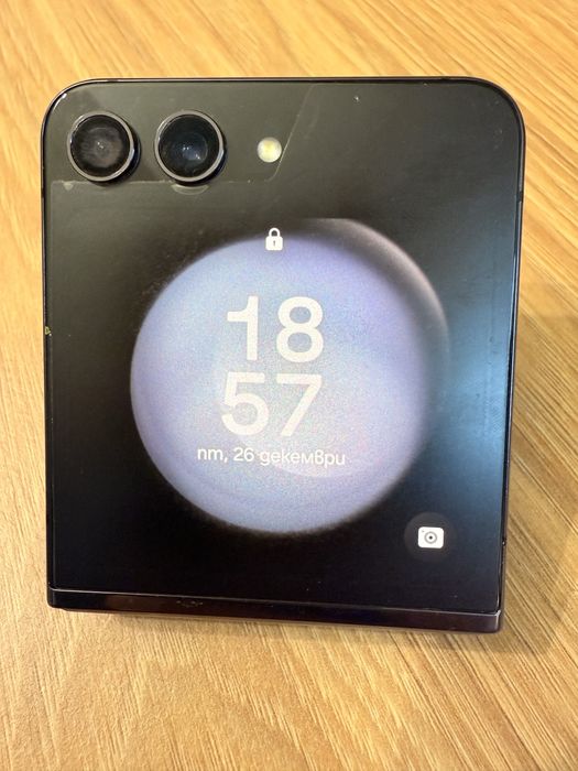 Samsung Z flip 5  без следи от употреба.