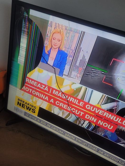 Vand TV Samsung 40 inch Smart display spart pentru.piese