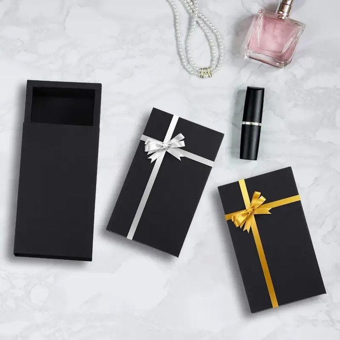 Черные подарочные коробки 23 х 13 см