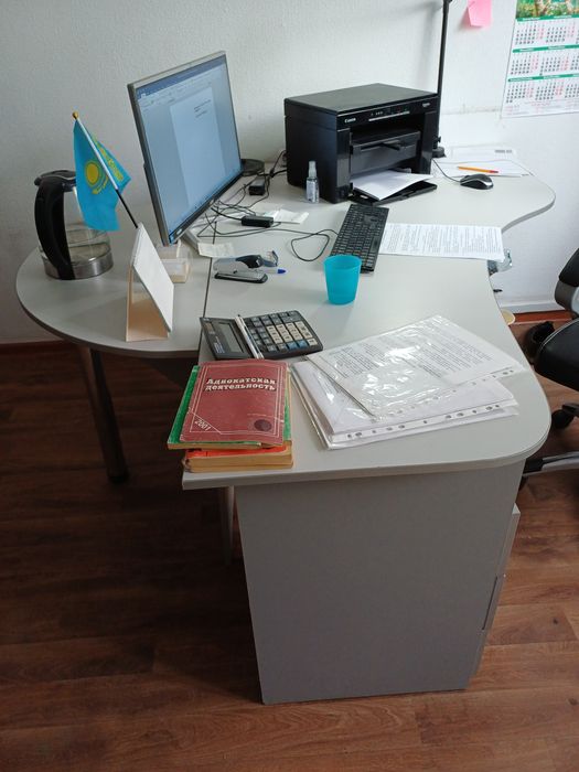 Офисная мебель диван стол шкаф