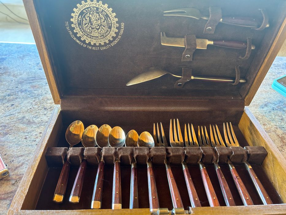 Прибори за хранене от бронз 15части в масивна дървена  кутия.