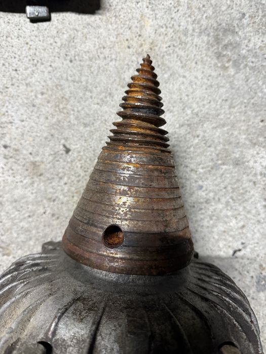 Con crapator de lemne cu motor