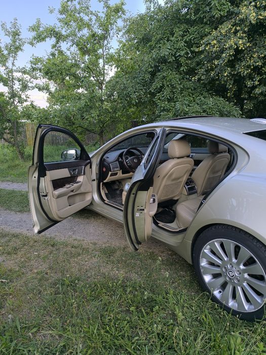 Vând sau Dezmembrez *Jaguar XF*
